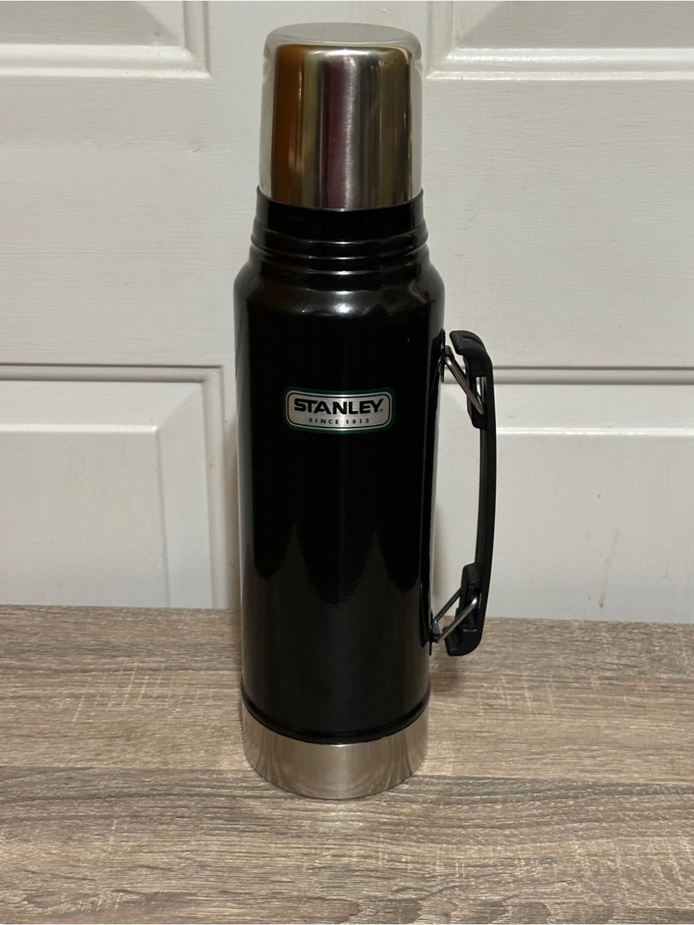 Stanley Classic Vacuum Flask 1.1 QT/1.1L Handle, Twist Lid, Black/Silver